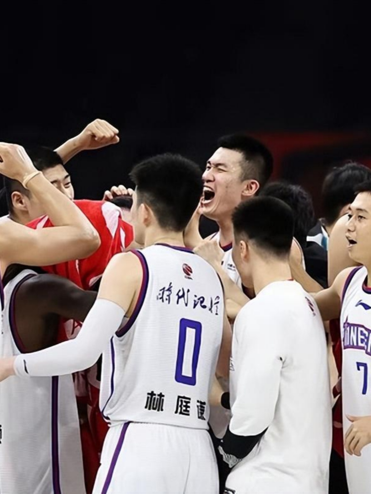 九游官方平台-广东宏远迎全明星赛关键赛，清晨调整名单，更衣室稳定，更衣室氛围转暖(广东宏远官方账号)